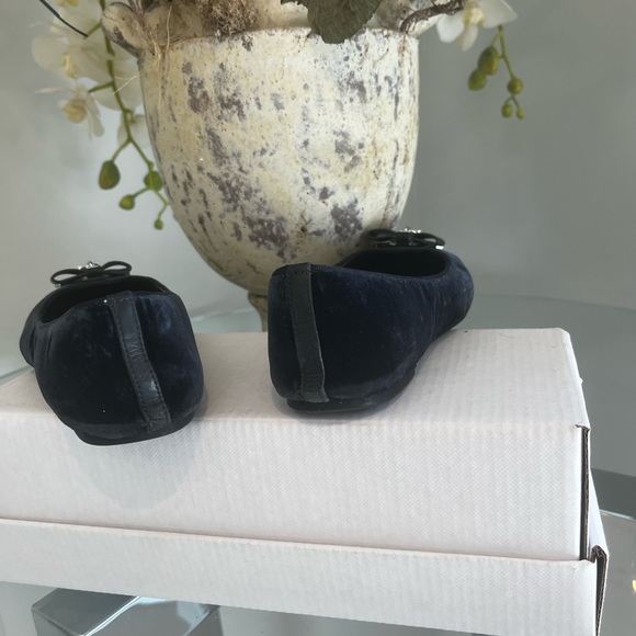 Michael Kors Suede Ballet in Navy  Blue. Size 6. - Picture 6 of 6